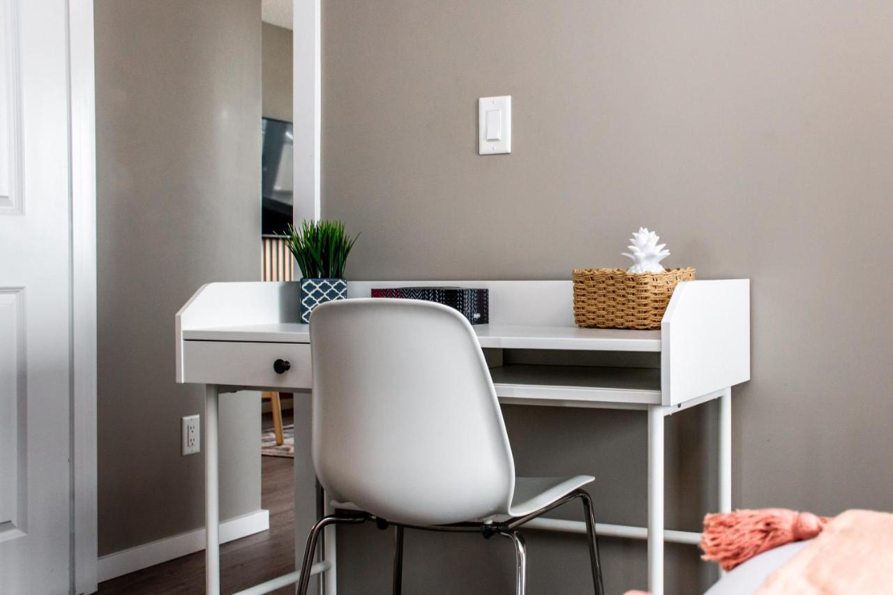 Peaceful Oasis Condo, Ac, Top Floor, Secure Ug Parking, Balcony, King Bed! Edmonton Kültér fotó