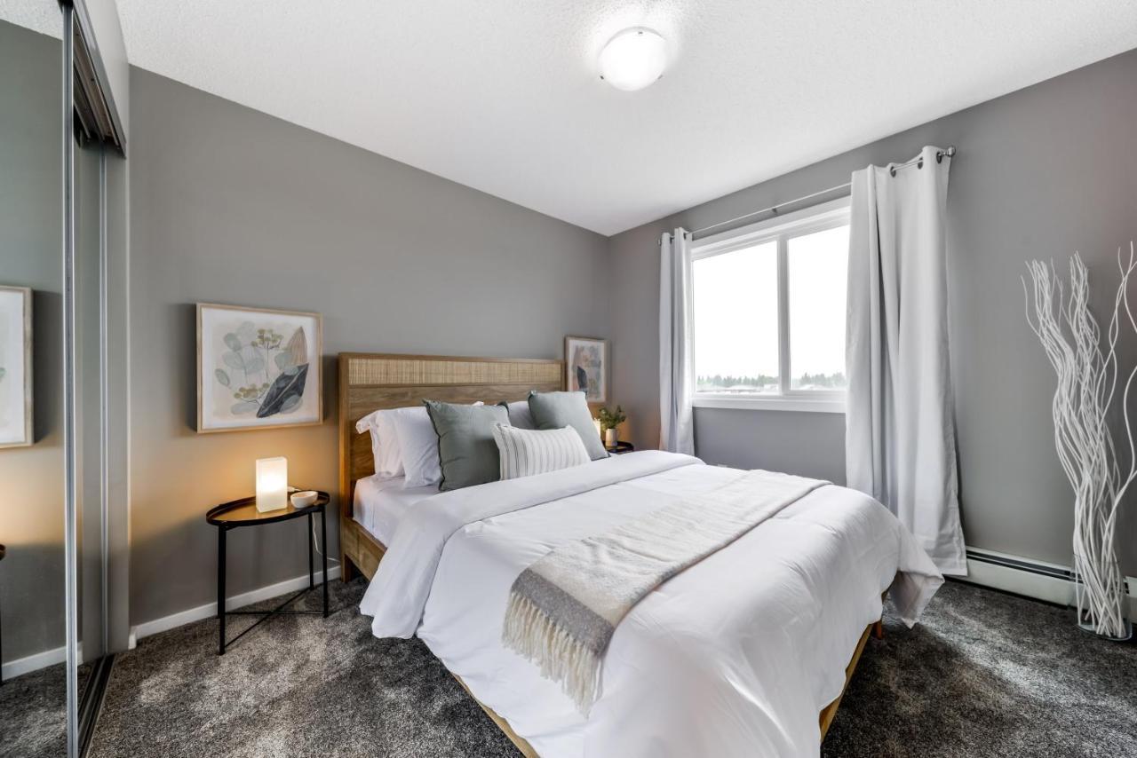 Peaceful Oasis Condo, Ac, Top Floor, Secure Ug Parking, Balcony, King Bed! Edmonton Kültér fotó