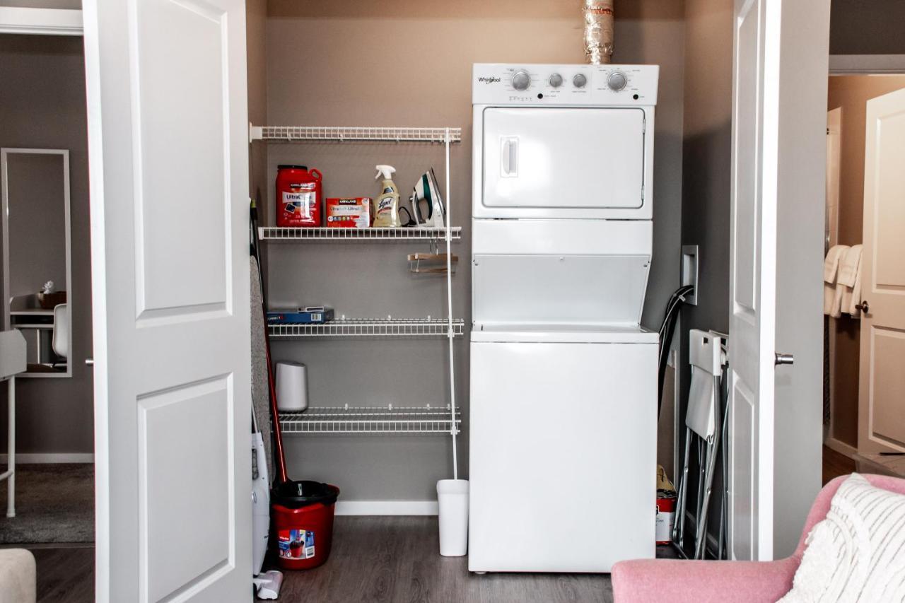 Peaceful Oasis Condo, Ac, Top Floor, Secure Ug Parking, Balcony, King Bed! Edmonton Kültér fotó